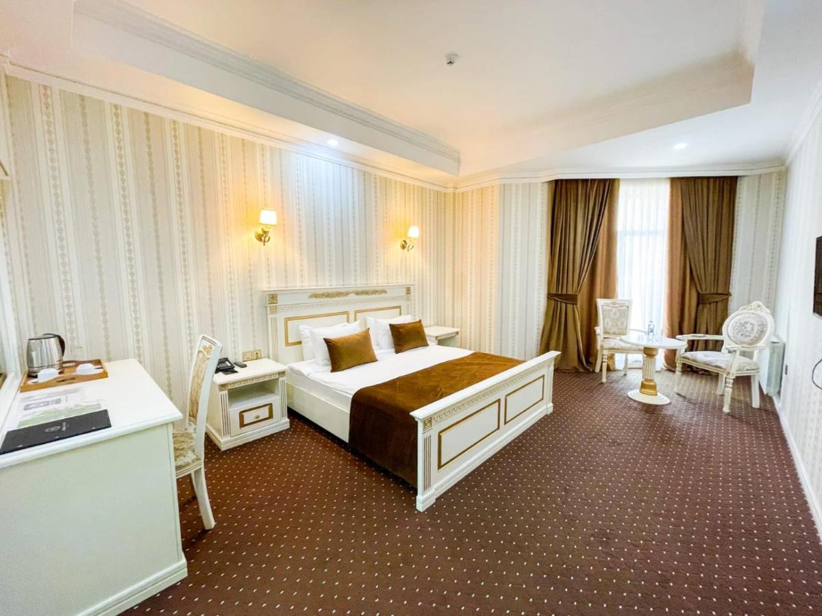 Premier Palace Baky Esterno foto A room at the hotel