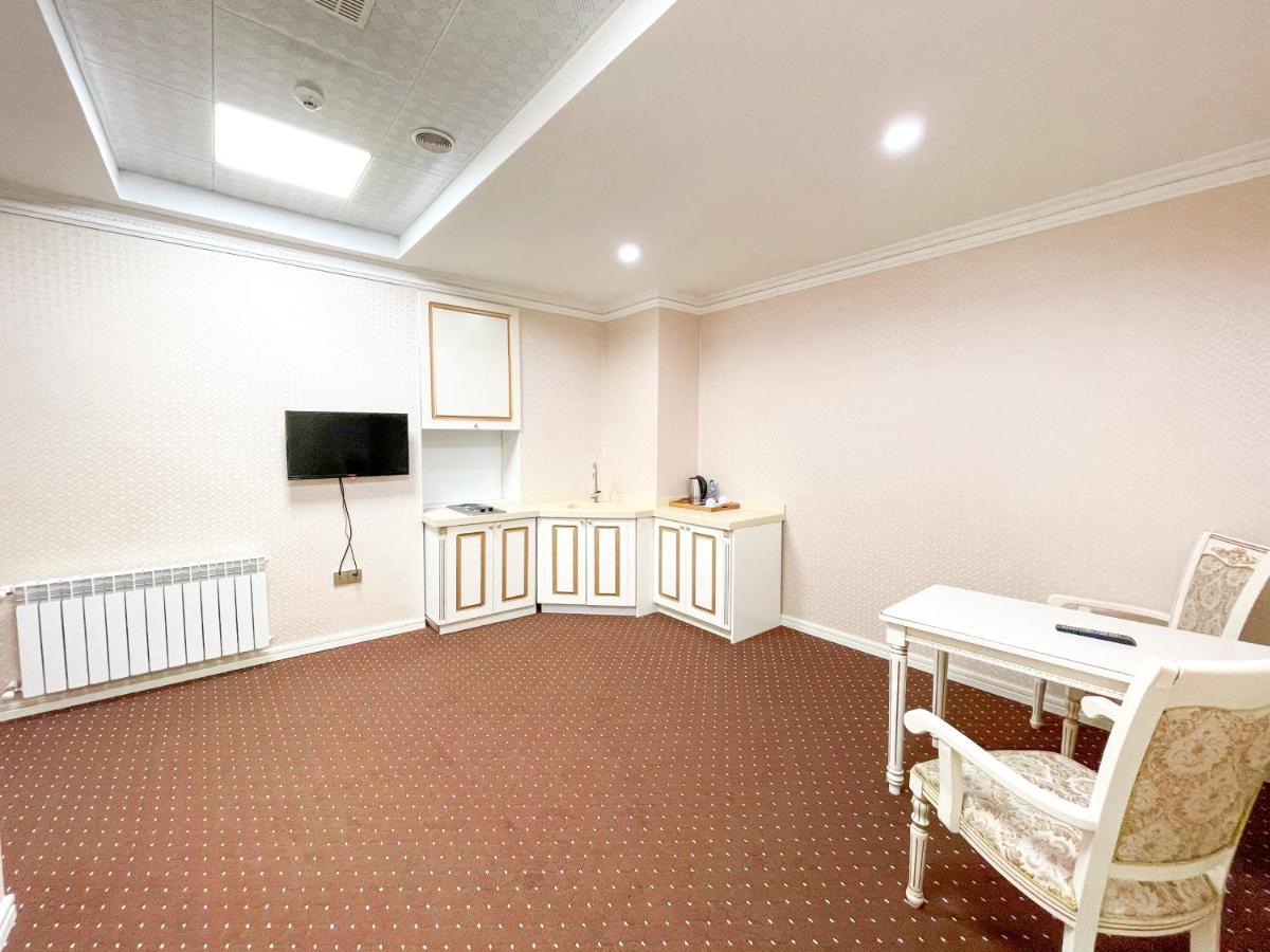 Premier Palace Baky Esterno foto A room in the hotel