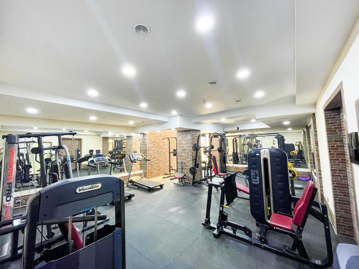 Premier Palace Baky Esterno foto The gym at the hotel