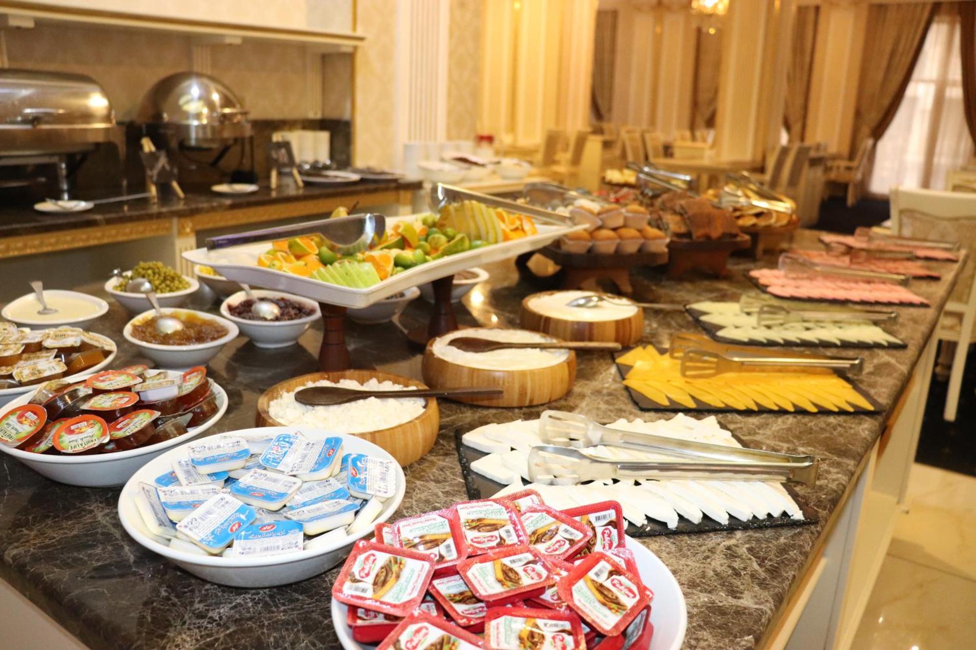 Premier Palace Baky Esterno foto A breakfast buffet