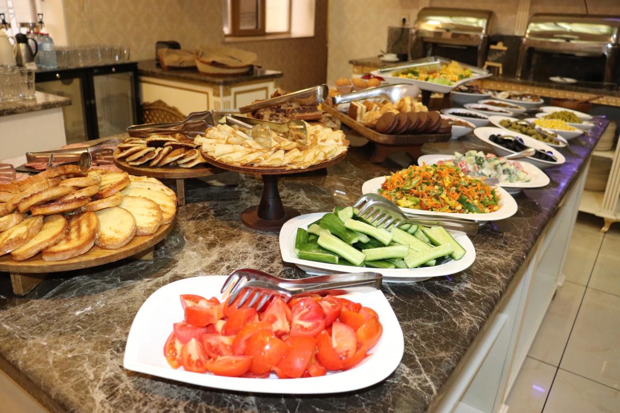 Premier Palace Baky Esterno foto A buffet at a hotel