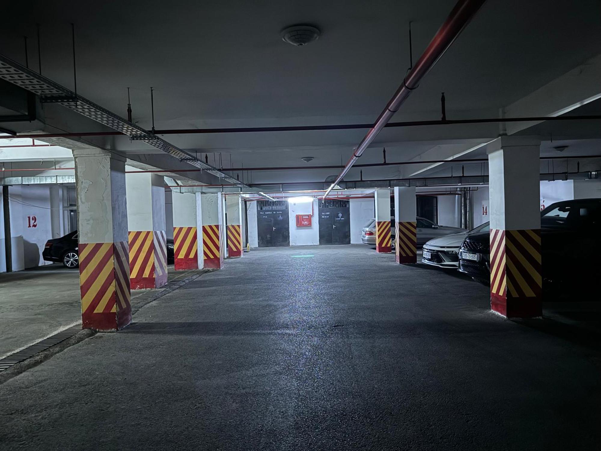 Premier Palace Baky Esterno foto The underground parking lot